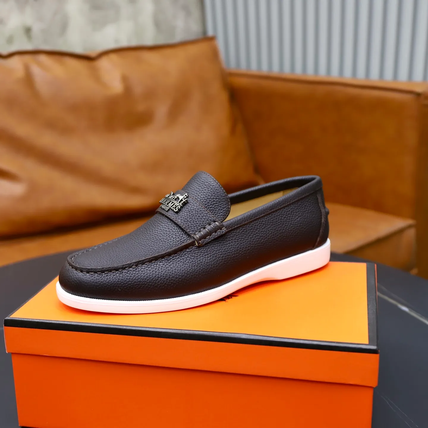 Ex-factory price: 560💰Hermès/Hermès slip-on men's shoes. This shoe is made of imported pebbled cowhide. It has simple and smooth lines and is combined with aerodynamically designed 3CM rubber foam ultra-light soles! Youthful and fashionable, classic H-shaped hardware buckle decoration, calf lining gently wraps the feet, with logo cowhide feet, casual and urban style, highlighting youthful vitality, sports and leisure version, super versatile, code number: 38-39-40-41-42-43-44 standard leather shoe size (45 can be customized but does not support returns)